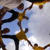 Un'inquadratura dal basso della coreografia a ventaglio: un ampio cerchio su due piani